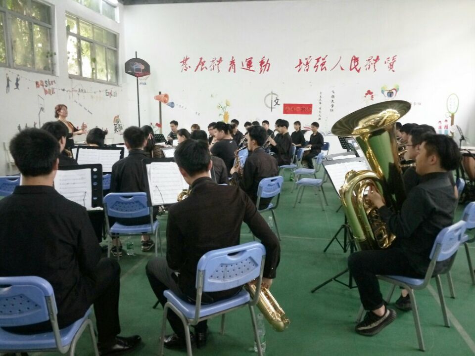 “学生器乐团排练